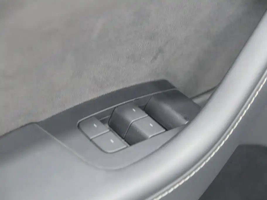 Tesla Model Y — миниатюра 7