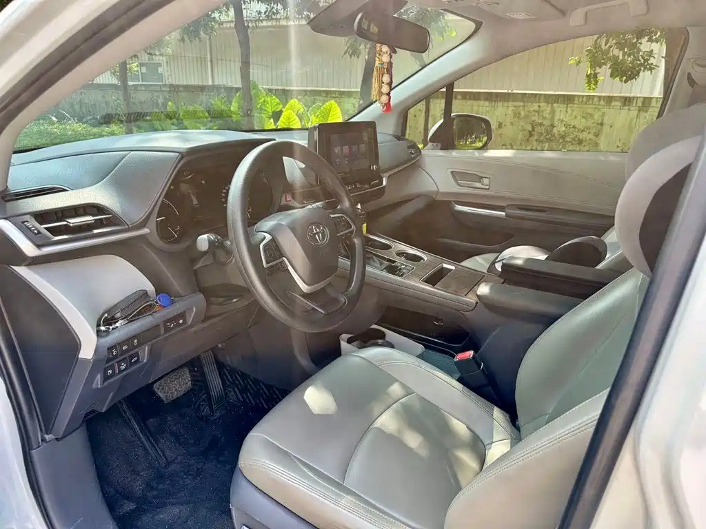 Toyota Sienna — миниатюра 7