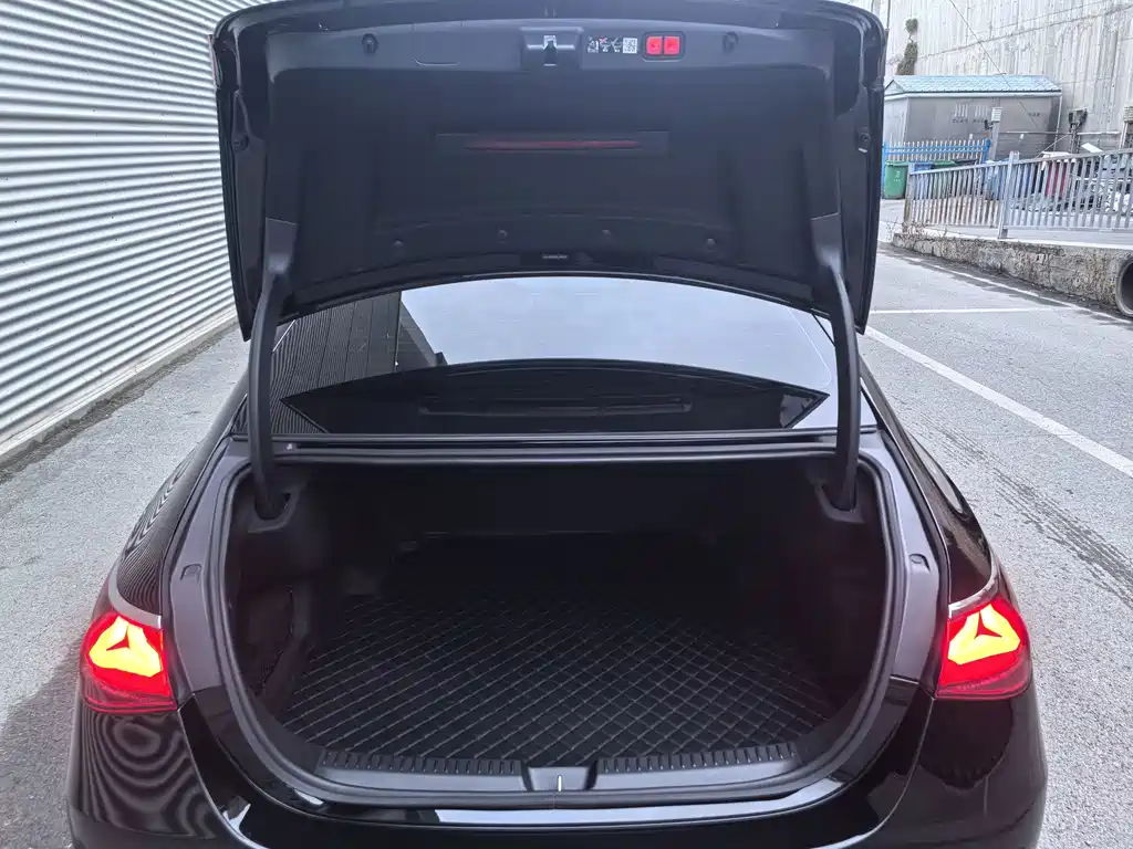 Mercedes-Benz E-Class — миниатюра 14