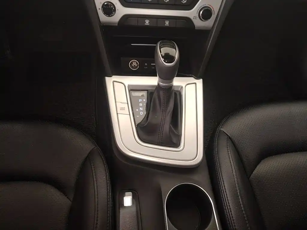 Hyundai Elantra — миниатюра 14