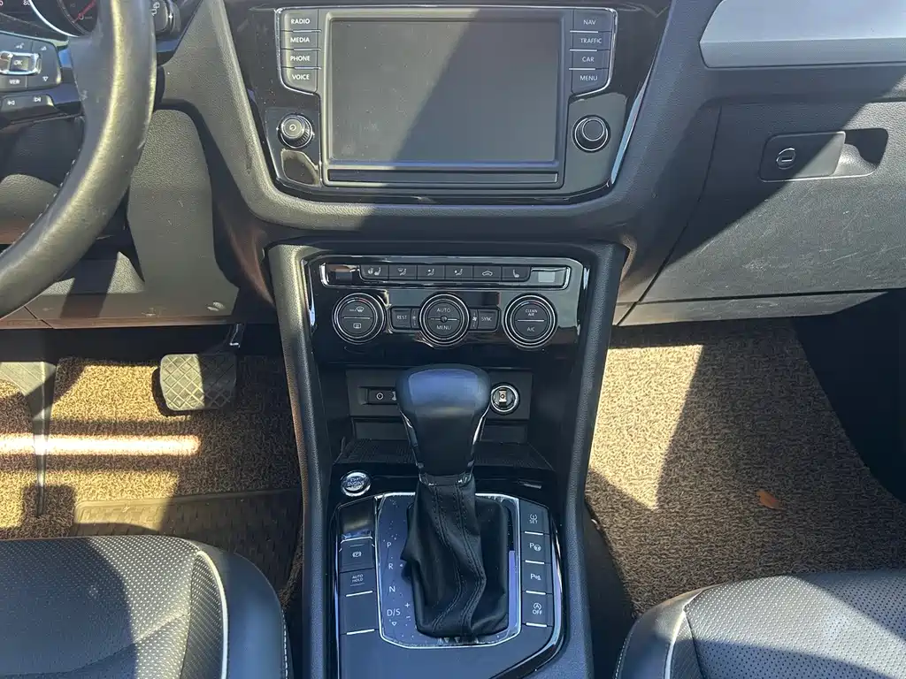 Volkswagen Tiguan L — миниатюра 14