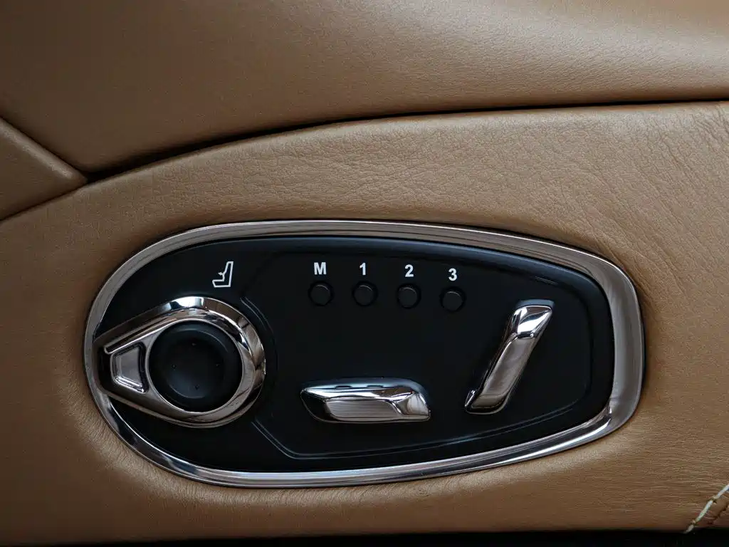 Aston Martin DB11 — миниатюра 5