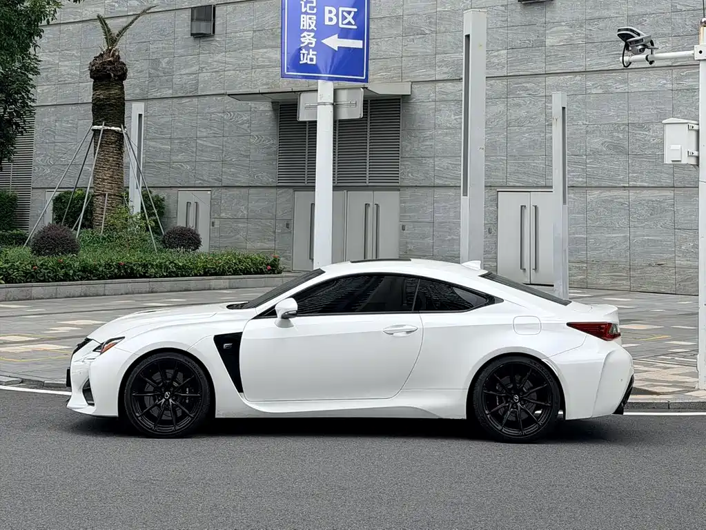 Lexus RC F — миниатюра 3