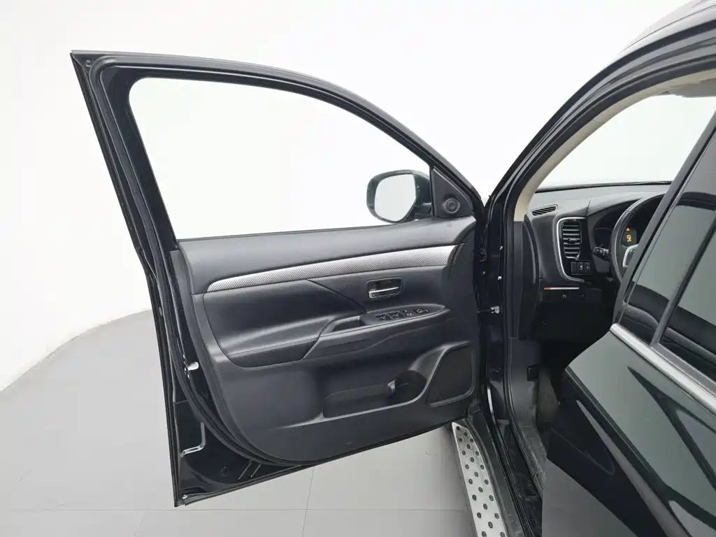 Mitsubishi Outlander (Import) — миниатюра 8