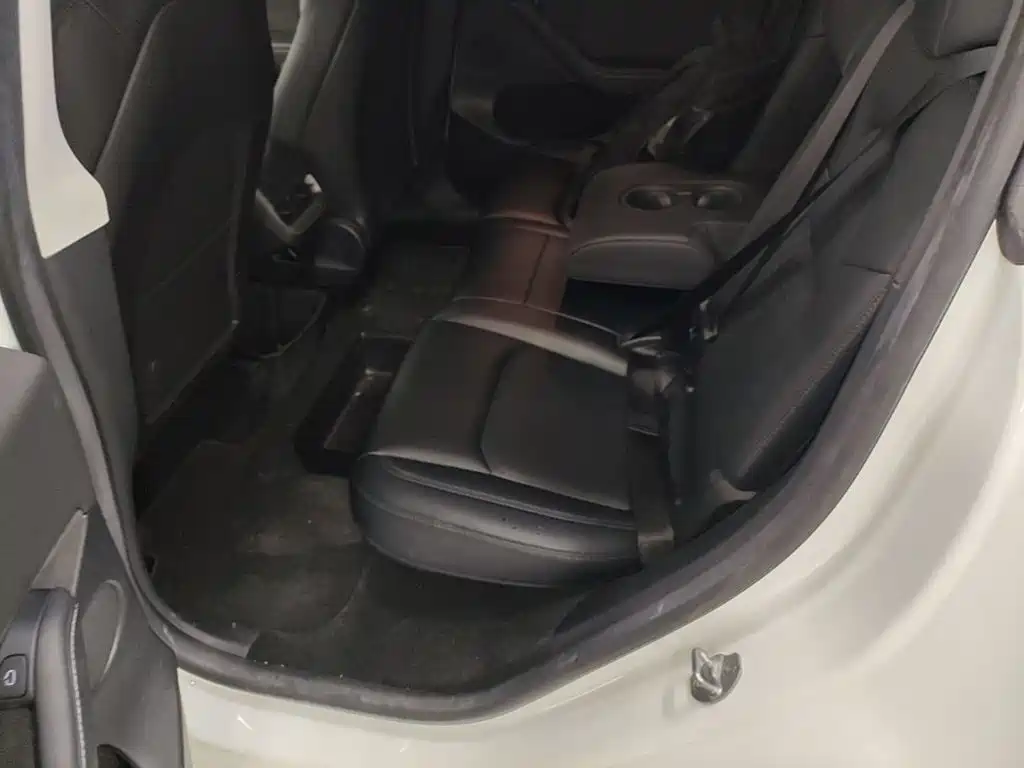 Tesla Model Y — миниатюра 17
