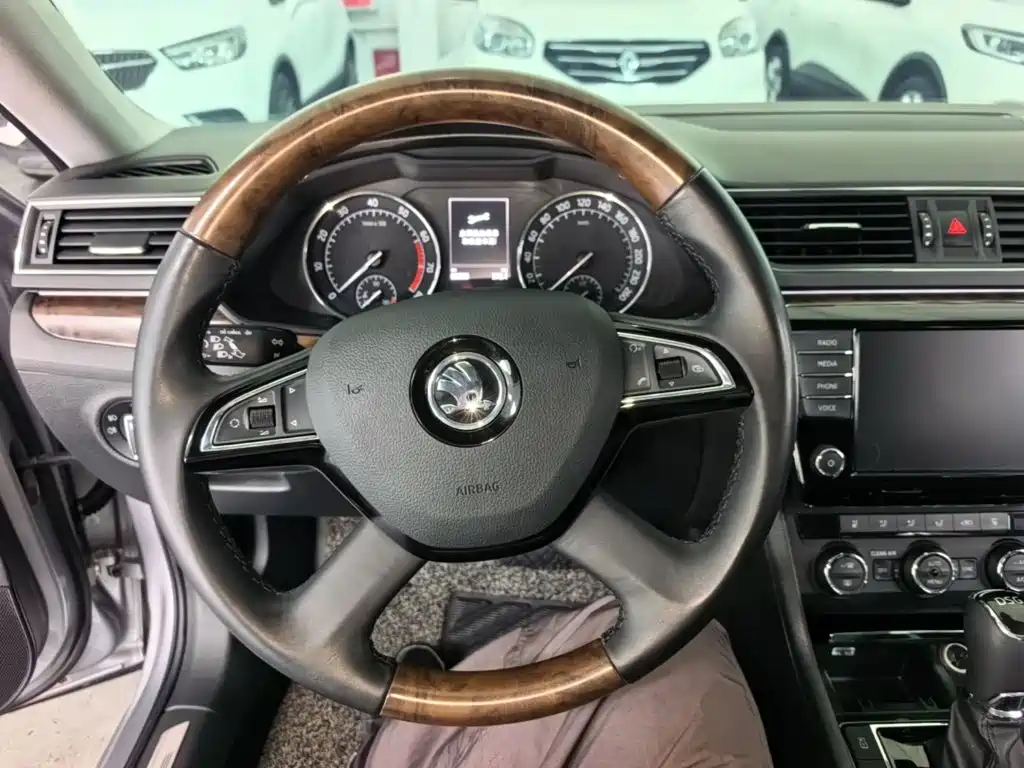 Skoda Superb — миниатюра 7