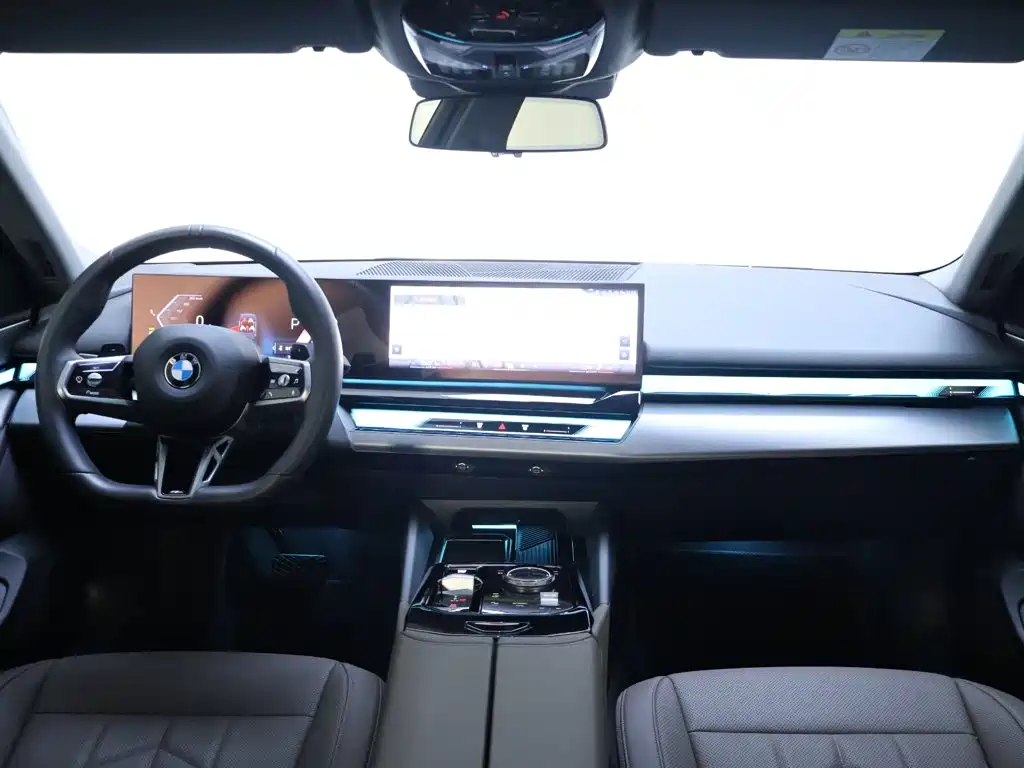 BMW 5 Series — миниатюра 13