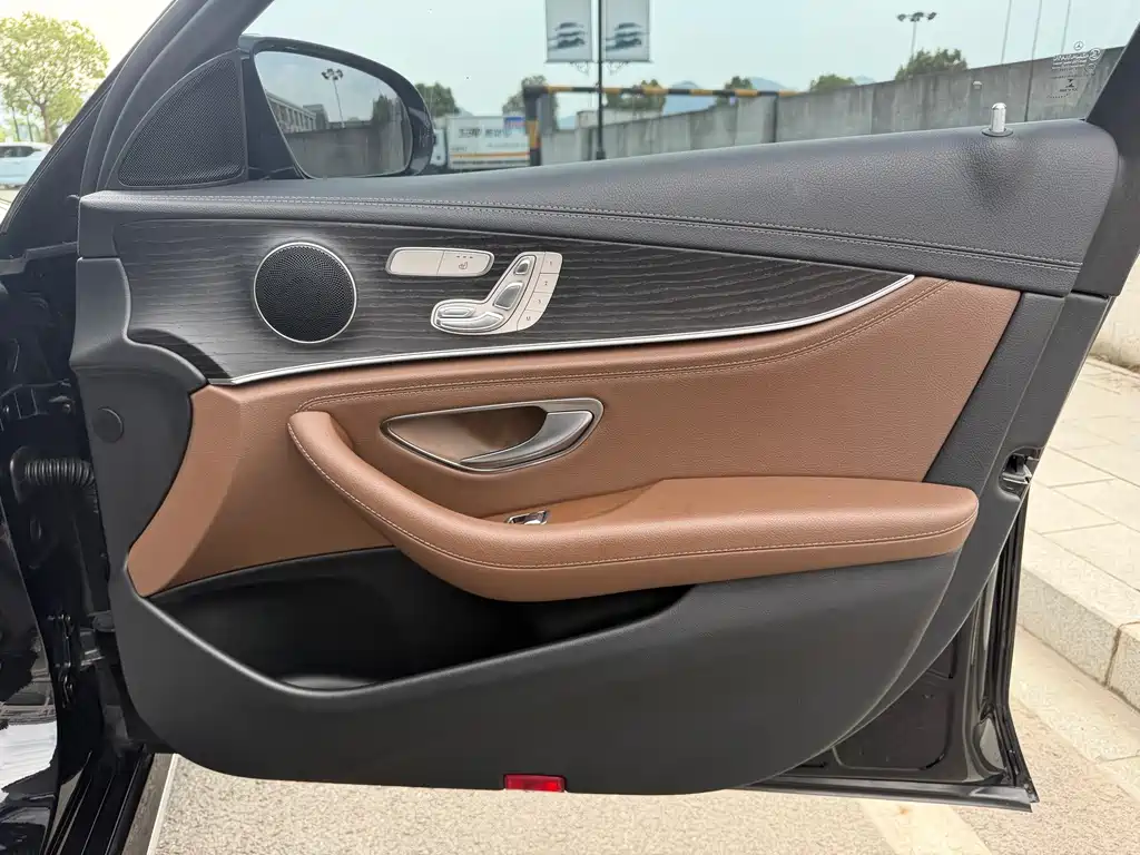 Mercedes-Benz E-Class — миниатюра 12