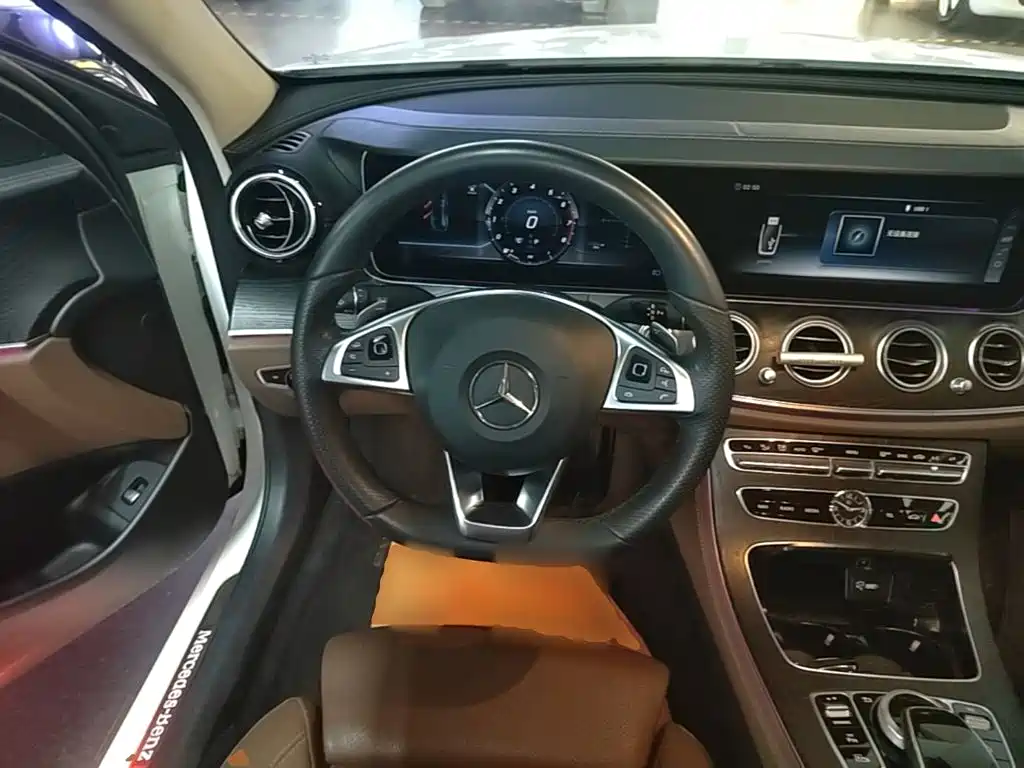 Mercedes-Benz E-Class — миниатюра 11