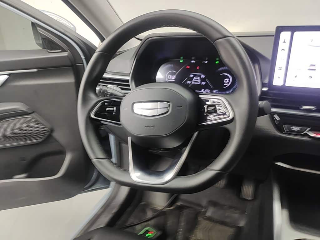 Geely Emgrand 1.5 л 2025 г. Серебристо-серый, пробег 6100 км