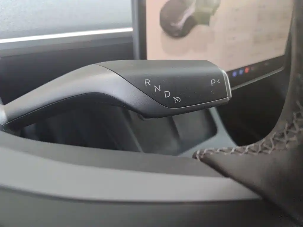 Tesla Model Y — миниатюра 10
