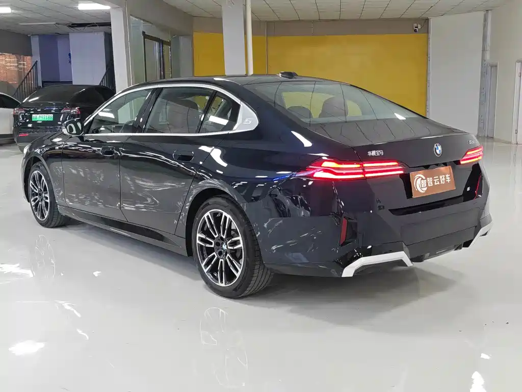 BMW 5 Series — миниатюра 7