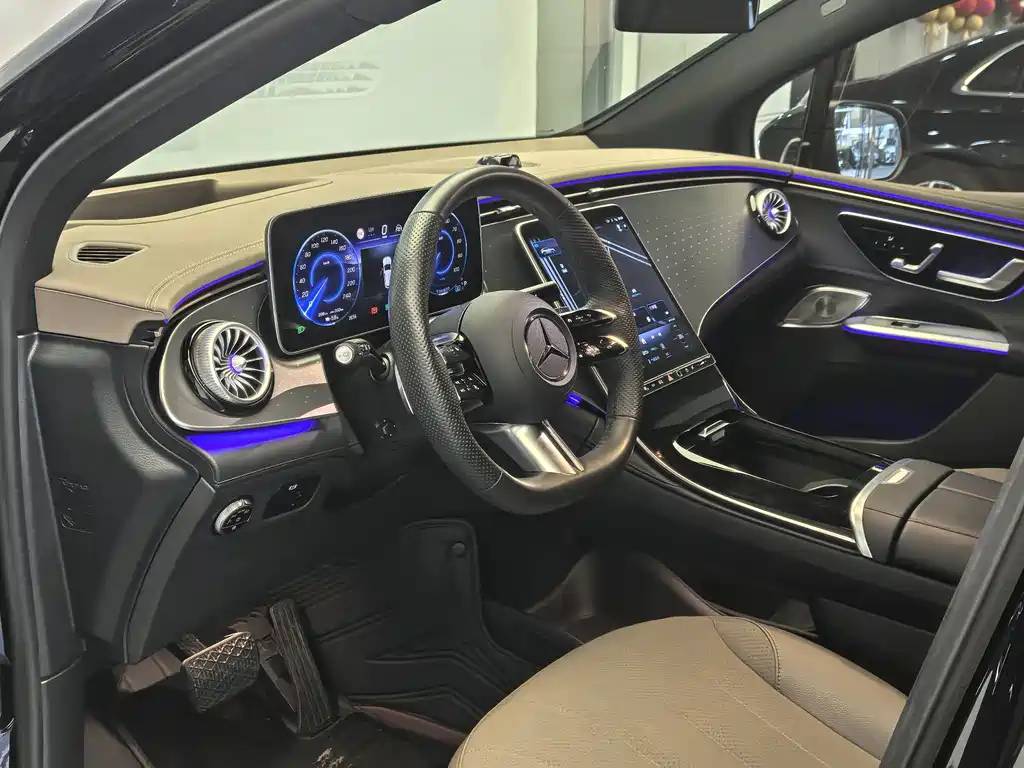 Mercedes-Benz EQE SUV — миниатюра 11