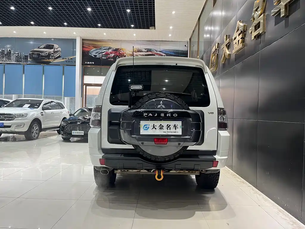 MITSUBISHI PAJERO