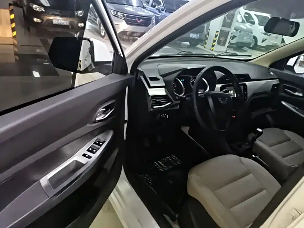 Wuling Hongguang — миниатюра 16