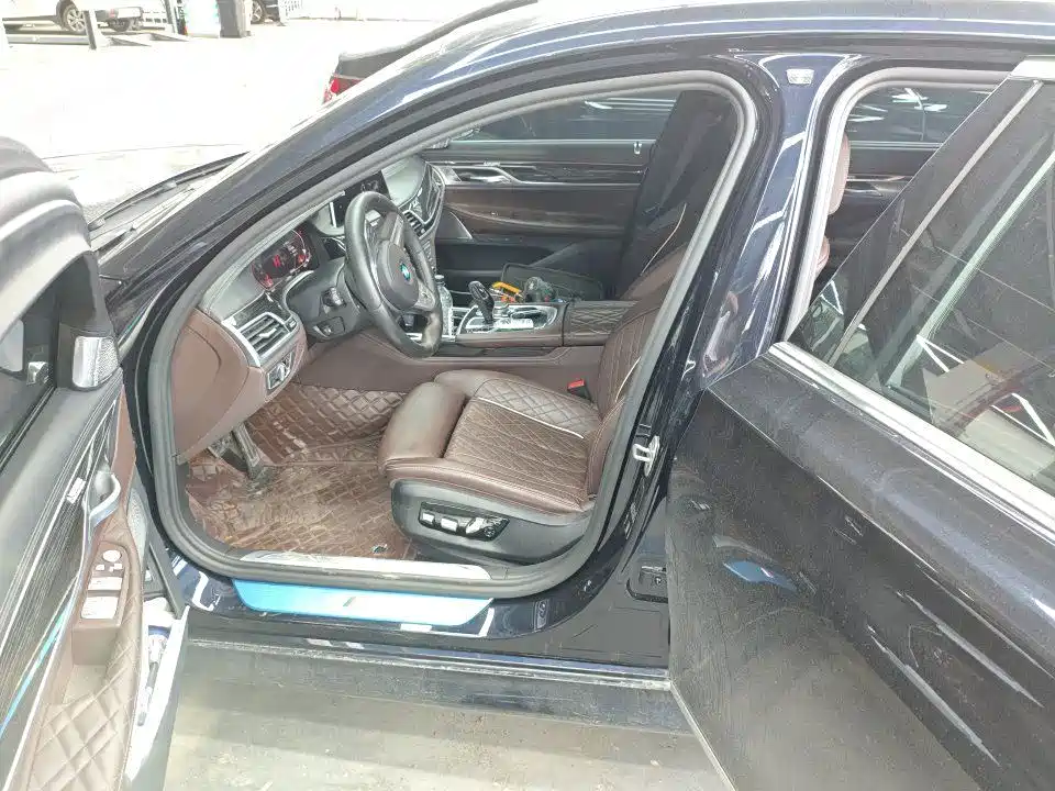 BMW 7 Series — миниатюра 8