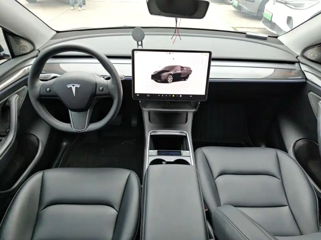 Tesla Model Y — миниатюра 10