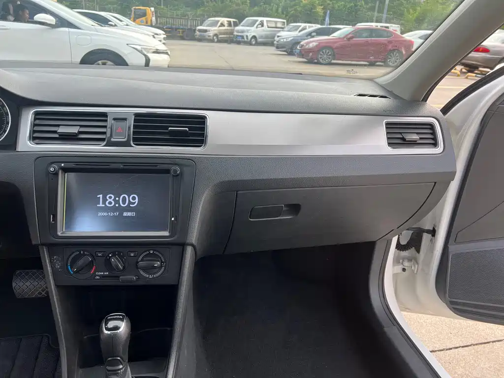 Skoda Rapid Spaceback — миниатюра 8