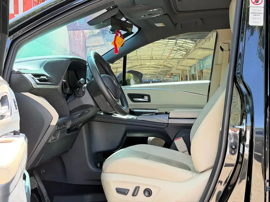 Toyota Granvia — миниатюра 9