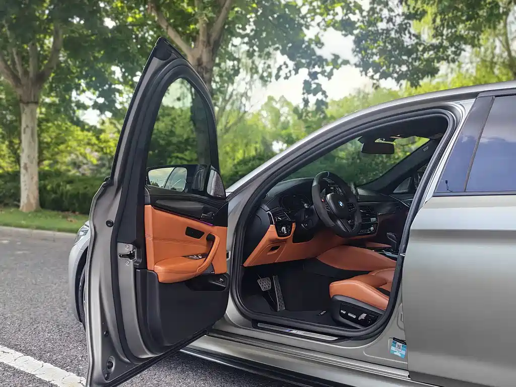 BMW M5 — миниатюра 10