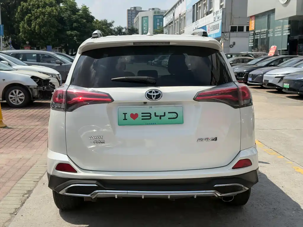 Toyota RAV4 — миниатюра 10