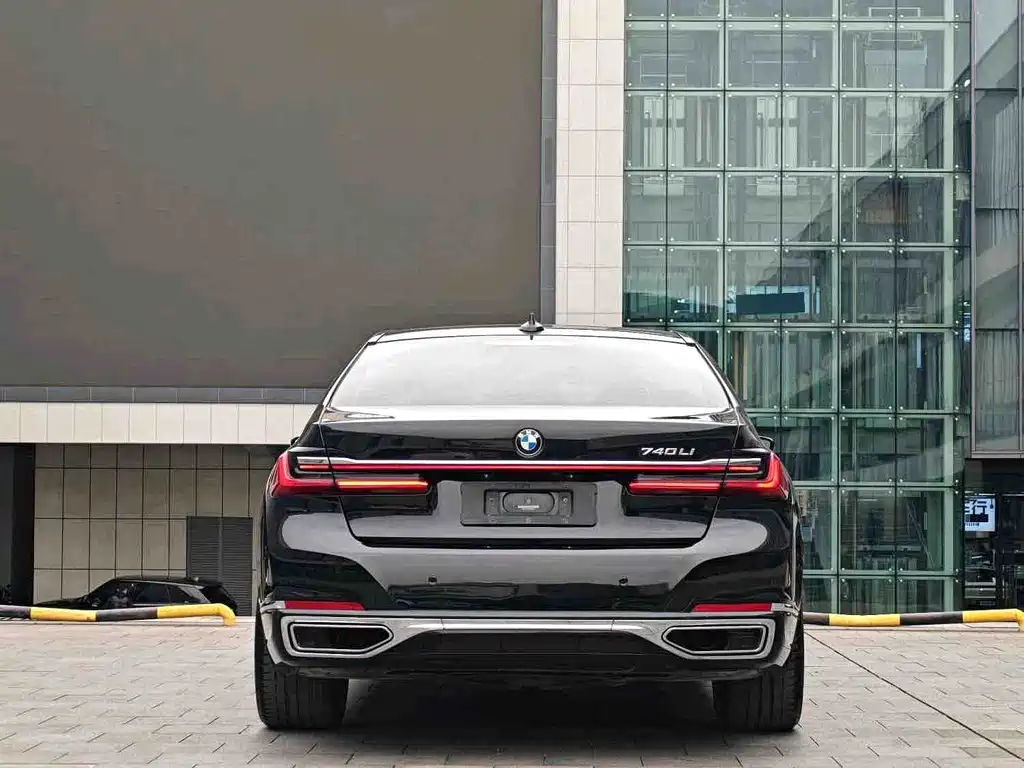 BMW 7 Series — миниатюра 8