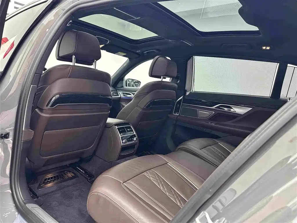 BMW 7 Series — миниатюра 21