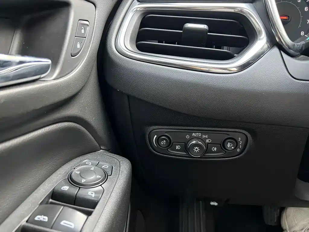 Chevrolet Equinox — миниатюра 17