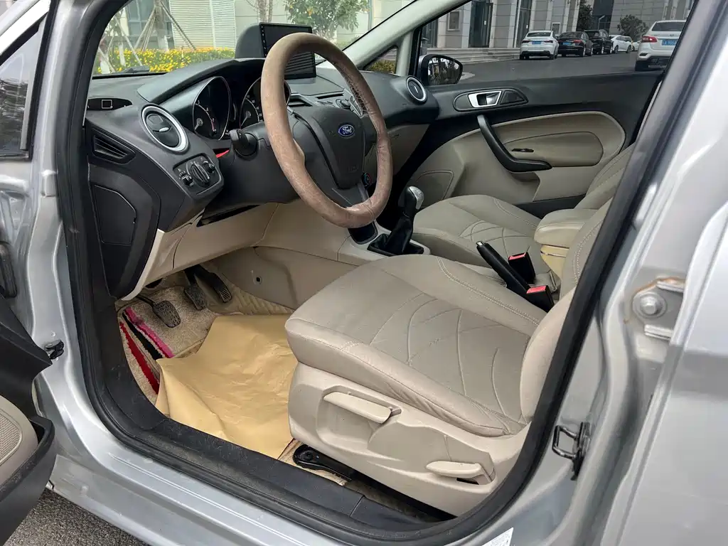 Ford Fiesta 2013 1.5L MT Fashion