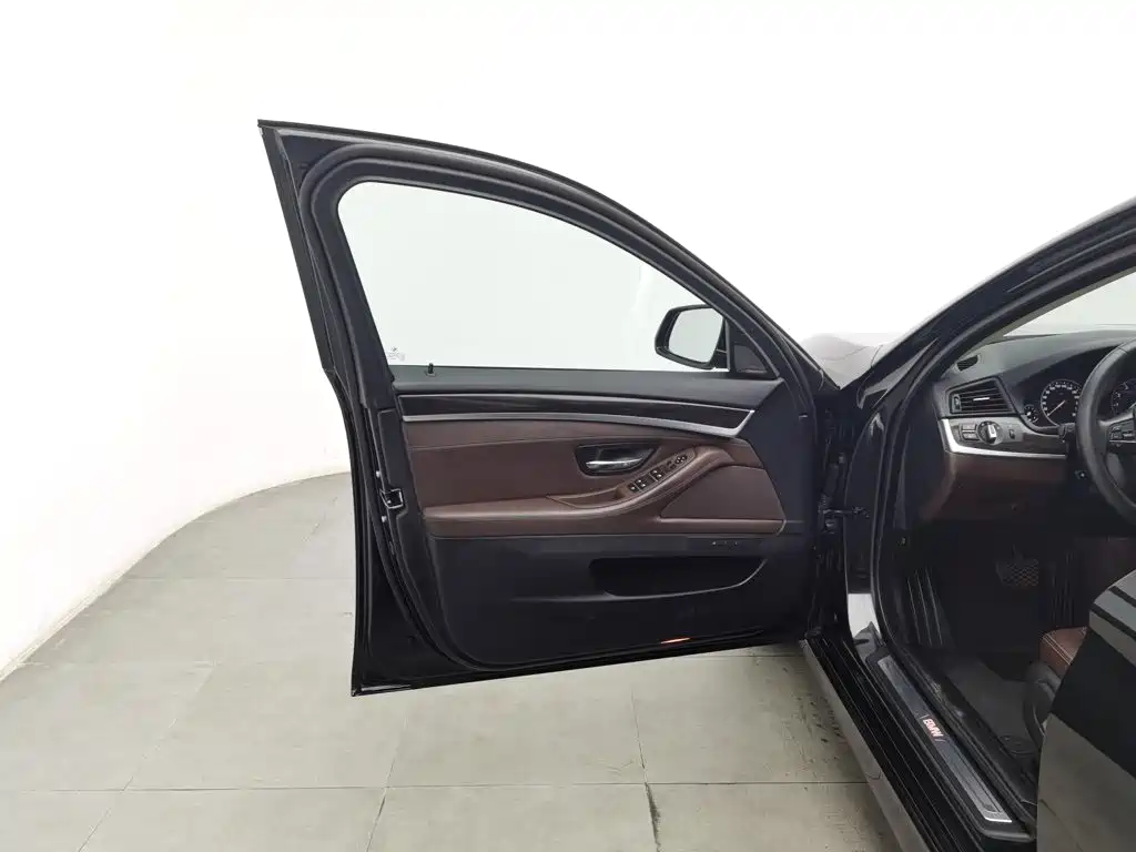 BMW 5 Series — миниатюра 8