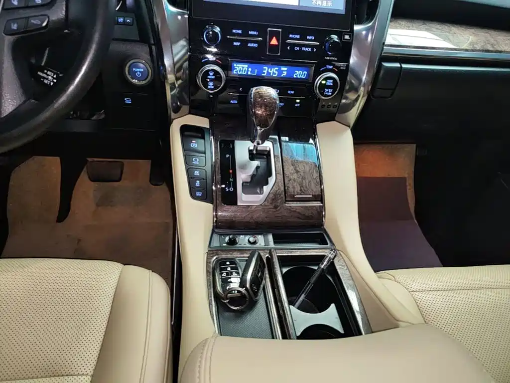Toyota Alphard — миниатюра 14
