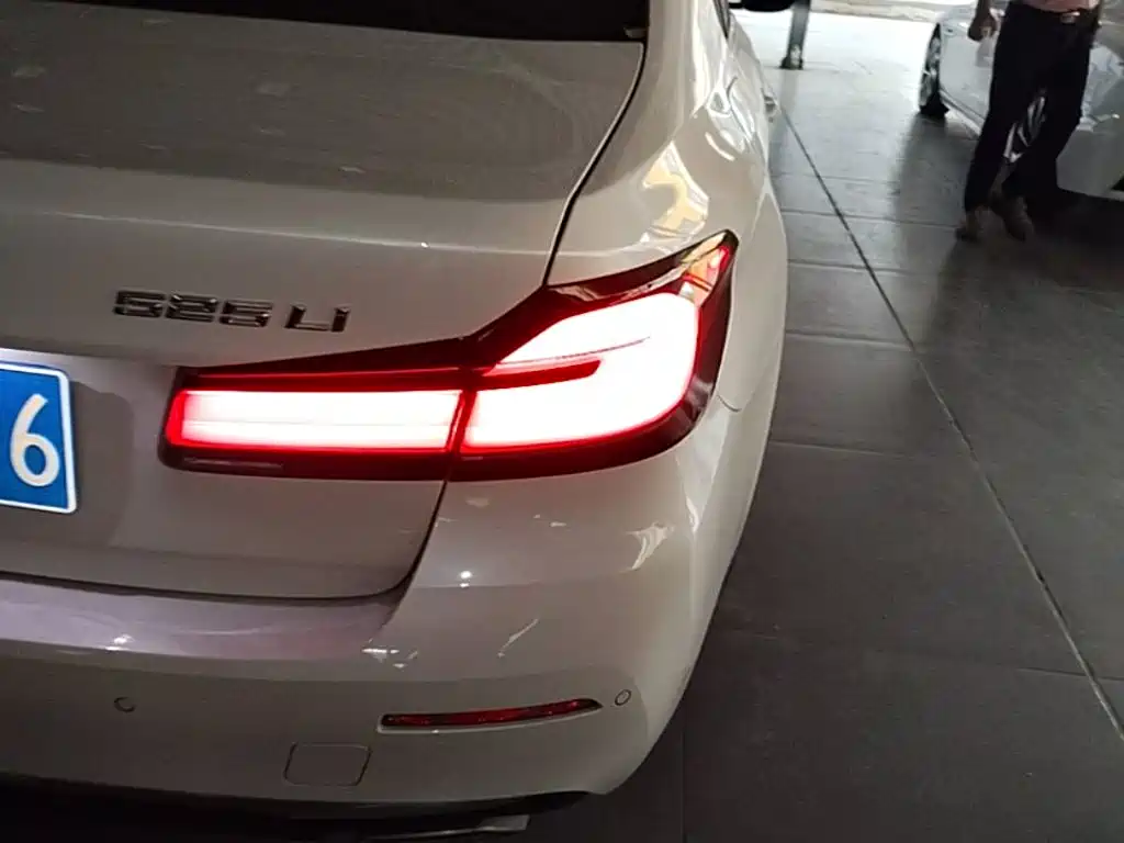 BMW 5 Series — миниатюра 8