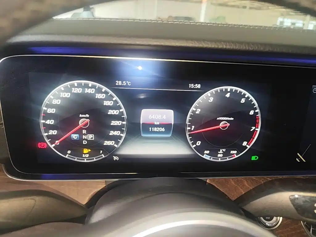 Mercedes-Benz E-Class — миниатюра 12