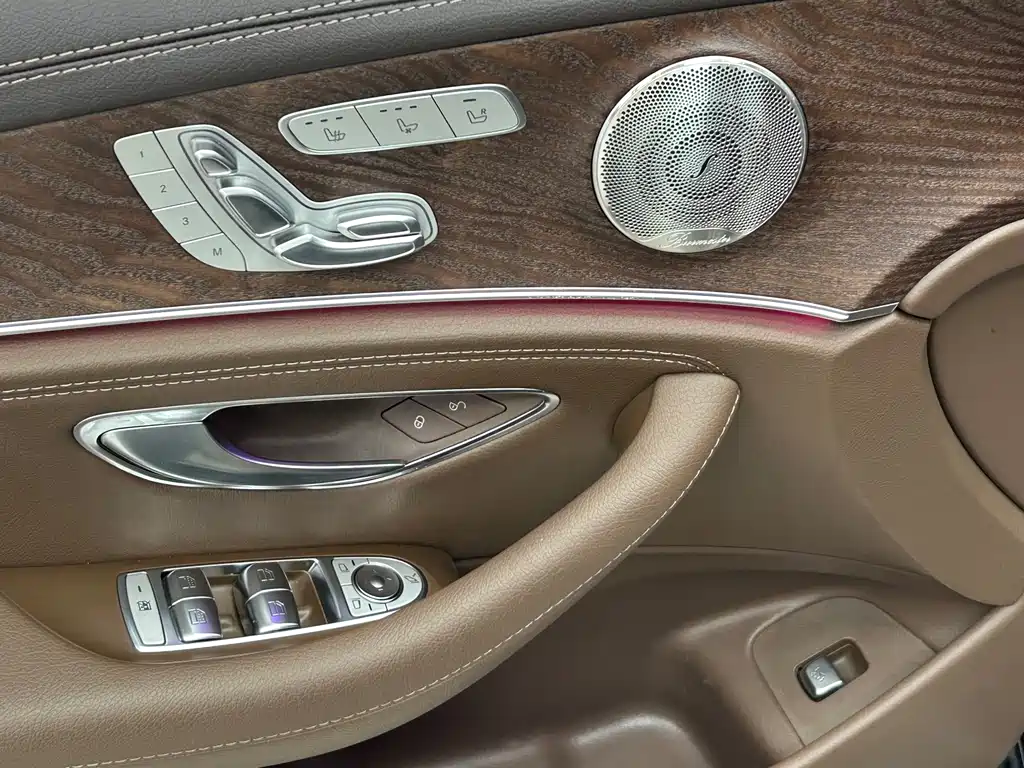Mercedes-Benz E-Class — миниатюра 9