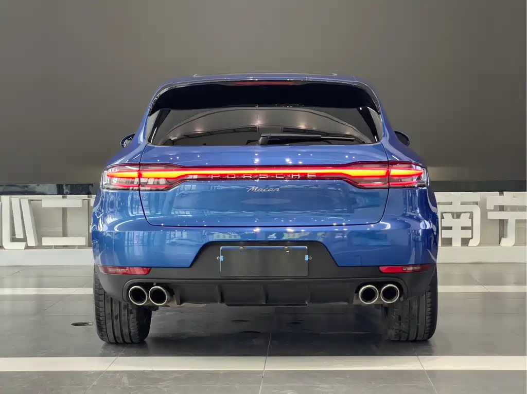PORSCHE MACAN