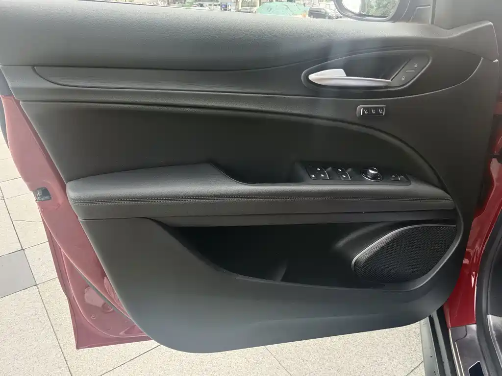 Alfa Romeo Stelvio — миниатюра 13