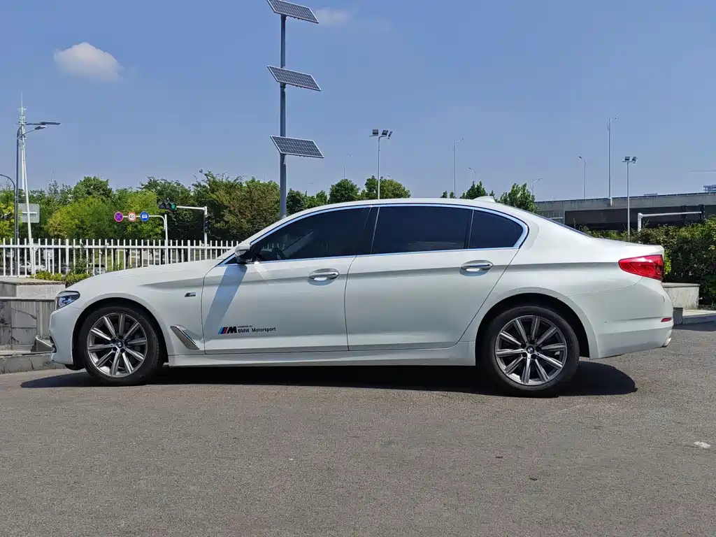 BMW 5 Series — миниатюра 8