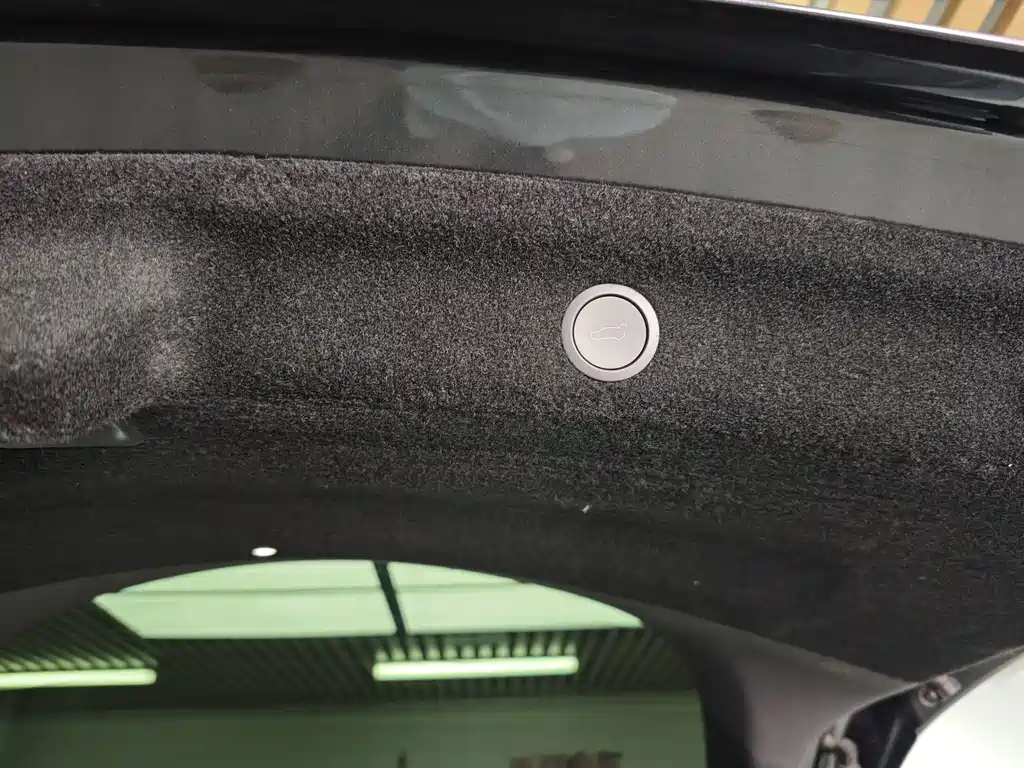 Tesla Model Y — миниатюра 9