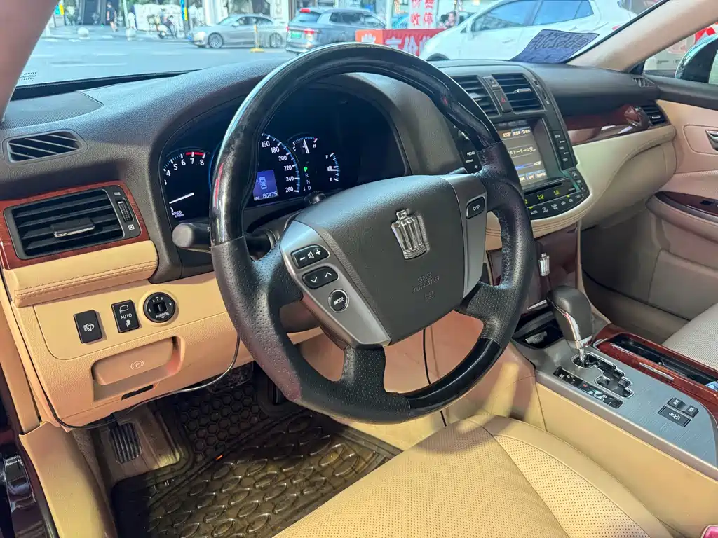 Toyota Crown — миниатюра 13