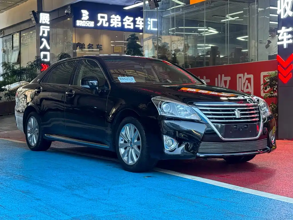 Toyota Crown — миниатюра 3