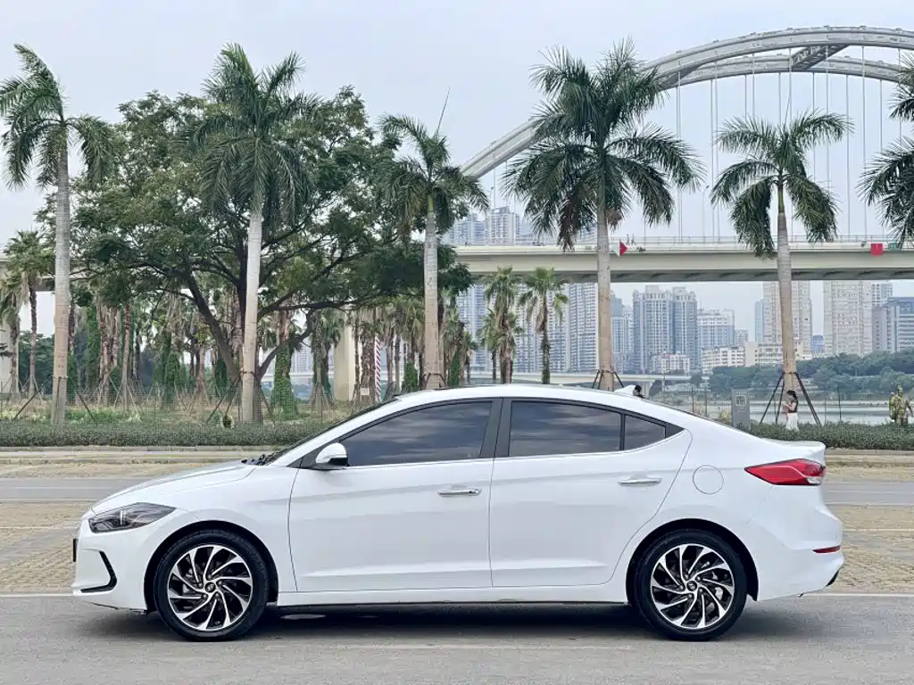 Hyundai Elantra — миниатюра 4