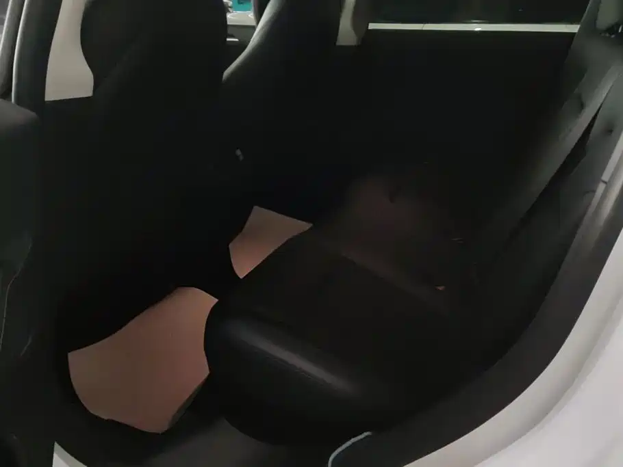 Tesla Model Y — миниатюра 11