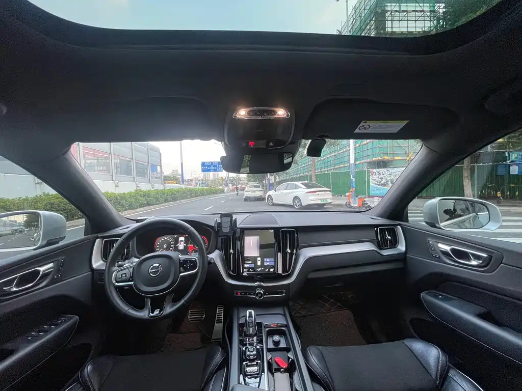 Volvo XC60 PHEV — миниатюра 9