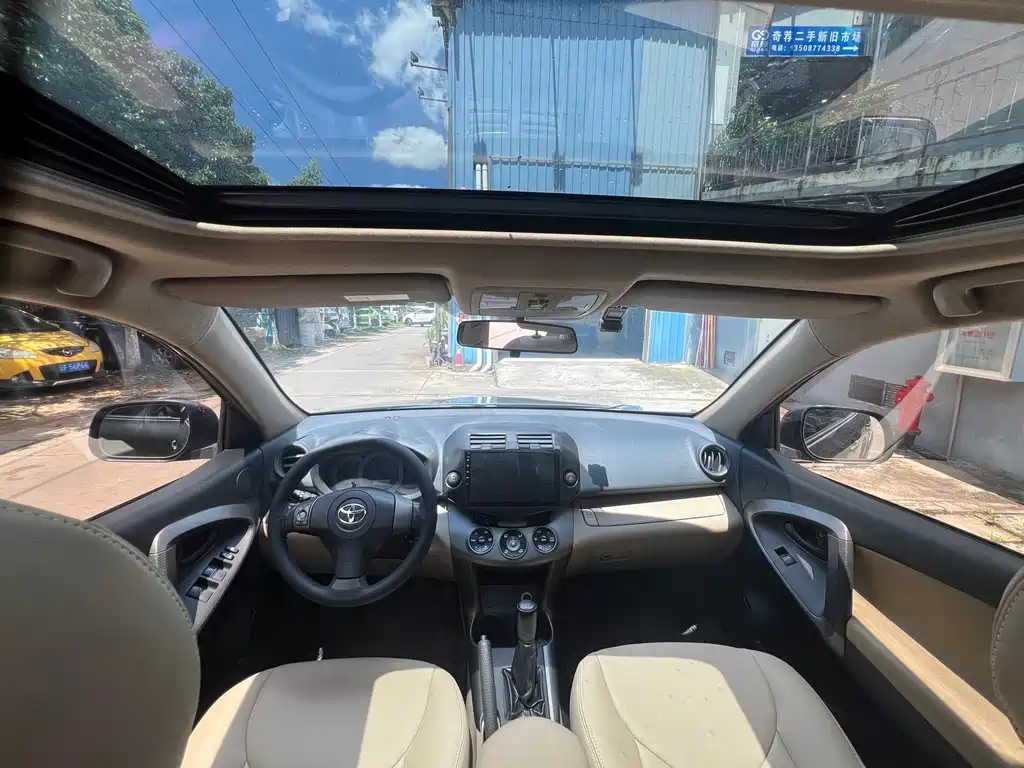 Toyota RAV4 — миниатюра 9