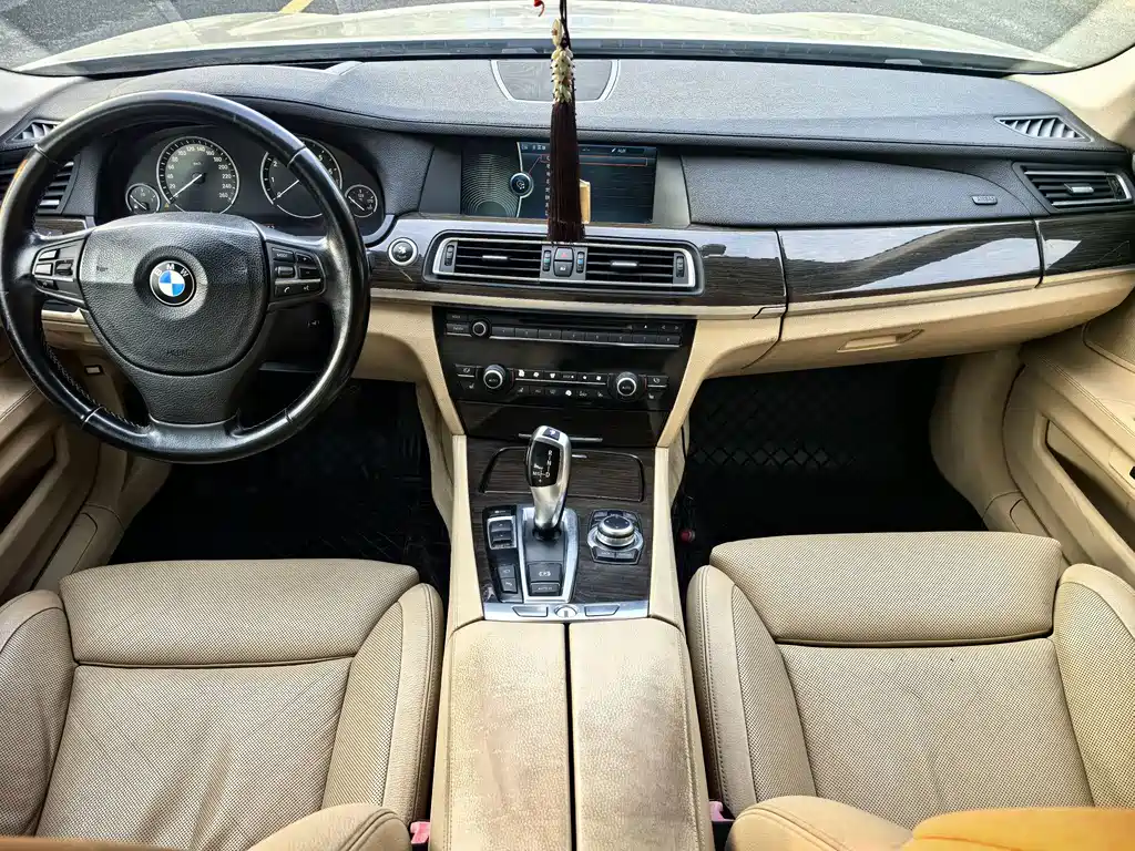 BMW 7 Series — миниатюра 8
