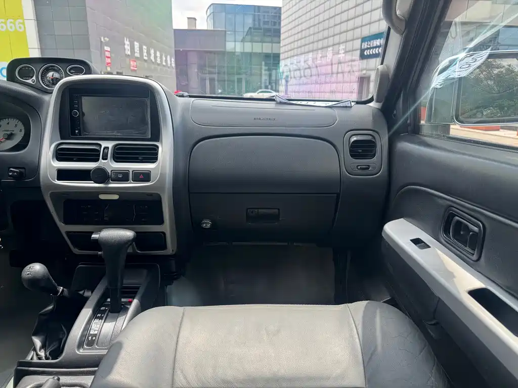 Nissan Paladin — миниатюра 15