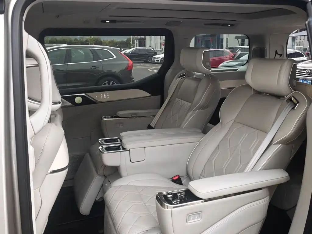 Volvo EM90 — миниатюра 11