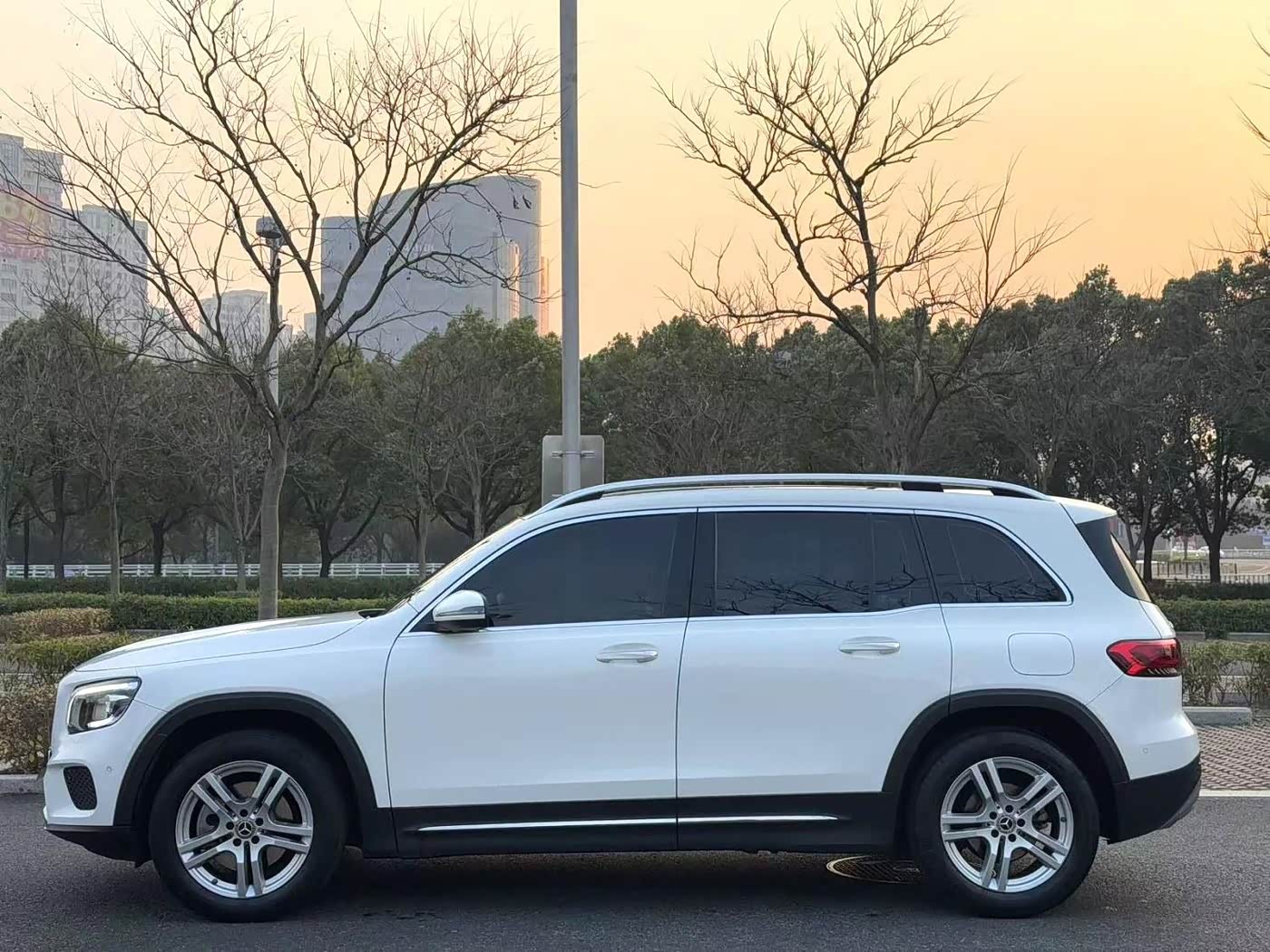 Mercedes-Benz GLB 1.3 л 2022 г. Белый, пробег 30000 км