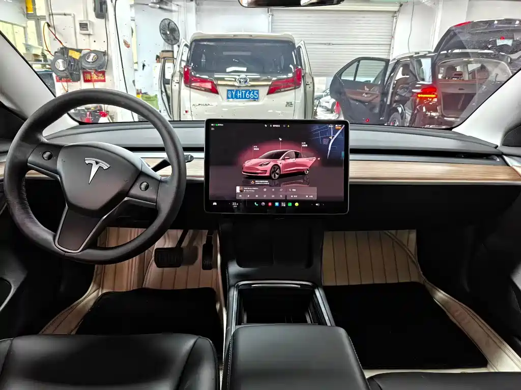 Tesla Model 3 — миниатюра 5
