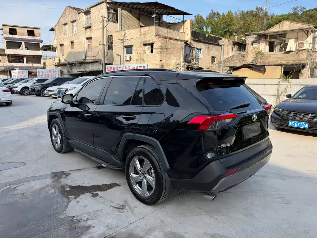 Toyota RAV4 — миниатюра 3
